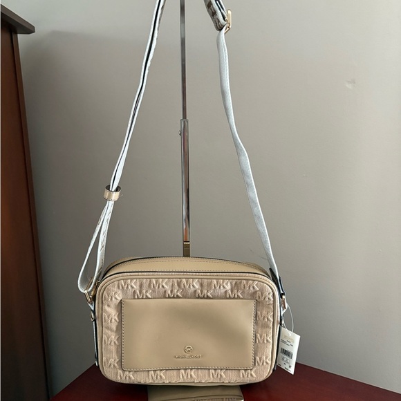 Michael Kors Maeve Large Logo East West Pocket Crossbody - NWT - Picture 2 of 13